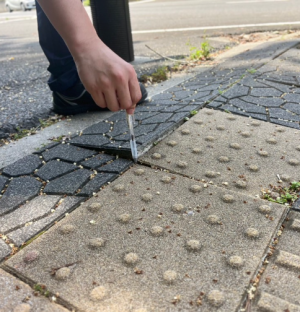栄町　歩道ブロックの突出