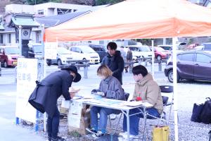 アンケートを記入してもらっている