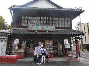 沿道店舗の様子①