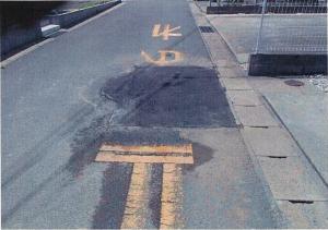 新富町　道路が陥没している
